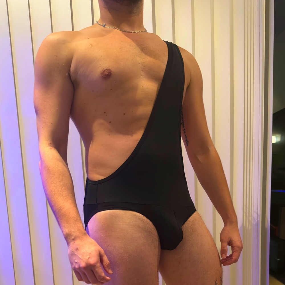 One shoulder wrestling singlet
